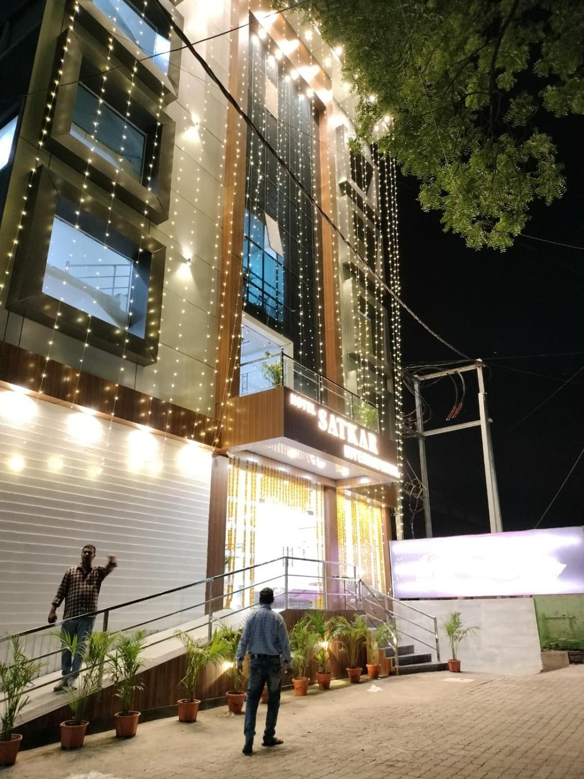 Hotel Satkar International Chhindwāra Esterno foto
